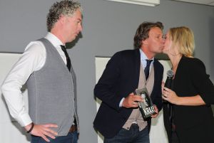 25-10-2016 SHOWBIZZ; HANS KRAAY PRESENTEERD NIEUW BOEK BIJ FC LIENDEN.
In de stampvolle kantine presenteert Hans Kraay Jr. een nieuw boek KRAAY.
In het boek werkten 10 mensen mee die belangrijk waren in het leven van Hans. Een persoonlijkheid ontbreekt echter in het boek: Louis van Gaal, deze weigerde mee te werken aan het boek.
foto: Albert den Iseger