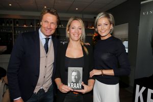 25-10-2016 SHOWBIZZ; HANS KRAAY PRESENTEERD NIEUW BOEK BIJ FC LIENDEN.
In de stampvolle kantine presenteert Hans Kraay Jr. een nieuw boek KRAAY.
In het boek werkten 10 mensen mee die belangrijk waren in het leven van Hans. Een persoonlijkheid ontbreekt echter in het boek: Louis van Gaal, deze weigerde mee te werken aan het boek.
foto: Albert den Iseger