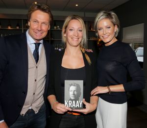 25-10-2016 SHOWBIZZ; HANS KRAAY PRESENTEERD NIEUW BOEK BIJ FC LIENDEN.
In de stampvolle kantine presenteert Hans Kraay Jr. een nieuw boek KRAAY.
In het boek werkten 10 mensen mee die belangrijk waren in het leven van Hans. Een persoonlijkheid ontbreekt echter in het boek: Louis van Gaal, deze weigerde mee te werken aan het boek.
foto: Albert den Iseger