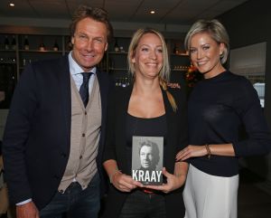 25-10-2016 SHOWBIZZ; HANS KRAAY PRESENTEERD NIEUW BOEK BIJ FC LIENDEN.
In de stampvolle kantine presenteert Hans Kraay Jr. een nieuw boek KRAAY.
In het boek werkten 10 mensen mee die belangrijk waren in het leven van Hans. Een persoonlijkheid ontbreekt echter in het boek: Louis van Gaal, deze weigerde mee te werken aan het boek.
foto: Albert den Iseger