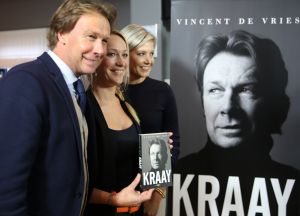 25-10-2016 SHOWBIZZ; HANS KRAAY PRESENTEERD NIEUW BOEK BIJ FC LIENDEN.
In de stampvolle kantine presenteert Hans Kraay Jr. een nieuw boek KRAAY.
In het boek werkten 10 mensen mee die belangrijk waren in het leven van Hans. Een persoonlijkheid ontbreekt echter in het boek: Louis van Gaal, deze weigerde mee te werken aan het boek.
foto: Albert den Iseger