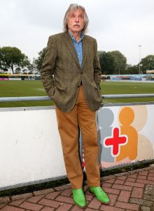 25-10-2016 SHOWBIZZ; HANS KRAAY PRESENTEERD NIEUW BOEK BIJ FC LIENDEN.
In de stampvolle kantine presenteert Hans Kraay Jr. een nieuw boek KRAAY.
In het boek werkten 10 mensen mee die belangrijk waren in het leven van Hans. Een persoonlijkheid ontbreekt echter in het boek: Louis van Gaal, deze weigerde mee te werken aan het boek.
foto: Albert den Iseger