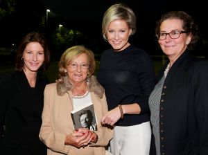 25-10-2016 SHOWBIZZ; HANS KRAAY PRESENTEERD NIEUW BOEK BIJ FC LIENDEN.
In de stampvolle kantine presenteert Hans Kraay Jr. een nieuw boek KRAAY.
In het boek werkten 10 mensen mee die belangrijk waren in het leven van Hans. Een persoonlijkheid ontbreekt echter in het boek: Louis van Gaal, deze weigerde mee te werken aan het boek.
foto: Albert den Iseger