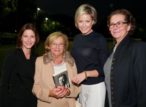 25-10-2016 SHOWBIZZ; HANS KRAAY PRESENTEERD NIEUW BOEK BIJ FC LIENDEN.
In de stampvolle kantine presenteert Hans Kraay Jr. een nieuw boek KRAAY.
In het boek werkten 10 mensen mee die belangrijk waren in het leven van Hans. Een persoonlijkheid ontbreekt echter in het boek: Louis van Gaal, deze weigerde mee te werken aan het boek.
foto: Albert den Iseger