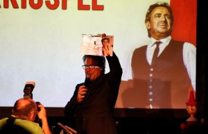 15-10-2017 SHOWBIZZ; MARCO BORSATO FANCLUBDAG 2017.De fanclub dag werd gehouden in Hotel Zuiderduin te Egmond.Voor de vele fans van Marco werd het waarschijnlijk een dure dag, alles koste geld, loten,eten,drank,Marco Borsato merchandise vele ander prullaria.Flauwe spelletjes werden er gespeeld en muziek ho maar, geen optreden van Marco maar wel pizza en ijs eten met Marco tegen betaling, op de foto met Marco tegen betaling van een lot.Vele marktkramen stonden opgesteld met merchandise van Marco, tegen betaling werd je eigenaar, de mensen stonden in de rij voor alles en nog wat en dat tegen keiharde euries.
foto: Albert den Iseger