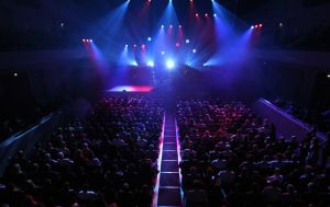 10-10-2018 SHOWBIZZ; TINO MARTIN LIVE EN DICHTERBIJ PUBLIEK IN THEATERTOUR 2018. De premiere van de theatertour was in Enschede Uitverkocht net als alle andere theaters waar Tino komt met zijn DICHTERBIJ TOUR. Tevens was gisteren ook de lancering van zijn nieuwe album THUIS KOMEN PAS DE TRANEN en de dubbel cd van IN THE ROUND ZIGGO DOME 2018. Ook de DVD van de ZIGGO DOME 2018 werd gisteren gelanceerd. Drukke tijden voor Studio One en Tino Martin.
foto; Albert den Iseger