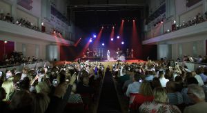 10-10-2018 SHOWBIZZ; TINO MARTIN LIVE EN DICHTERBIJ PUBLIEK IN THEATERTOUR 2018. De premiere van de theatertour was in Enschede Uitverkocht net als alle andere theaters waar Tino komt met zijn DICHTERBIJ TOUR. Tevens was gisteren ook de lancering van zijn nieuwe album THUIS KOMEN PAS DE TRANEN en de dubbel cd van IN THE ROUND ZIGGO DOME 2018. Ook de DVD van de ZIGGO DOME 2018 werd gisteren gelanceerd. Drukke tijden voor Studio One en Tino Martin.
foto; Albert den Iseger