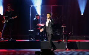 10-10-2018 SHOWBIZZ; TINO MARTIN LIVE EN DICHTERBIJ PUBLIEK IN THEATERTOUR 2018. De premiere van de theatertour was in Enschede Uitverkocht net als alle andere theaters waar Tino komt met zijn DICHTERBIJ TOUR. Tevens was gisteren ook de lancering van zijn nieuwe album THUIS KOMEN PAS DE TRANEN en de dubbel cd van IN THE ROUND ZIGGO DOME 2018. Ook de DVD van de ZIGGO DOME 2018 werd gisteren gelanceerd. Drukke tijden voor Studio One en Tino Martin.
foto; Albert den Iseger