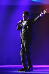 10-10-2018 SHOWBIZZ; TINO MARTIN LIVE EN DICHTERBIJ PUBLIEK IN THEATERTOUR 2018. De premiere van de theatertour was in Enschede Uitverkocht net als alle andere theaters waar Tino komt met zijn DICHTERBIJ TOUR. Tevens was gisteren ook de lancering van zijn nieuwe album THUIS KOMEN PAS DE TRANEN en de dubbel cd van IN THE ROUND ZIGGO DOME 2018. Ook de DVD van de ZIGGO DOME 2018 werd gisteren gelanceerd. Drukke tijden voor Studio One en Tino Martin.
foto; Albert den Iseger