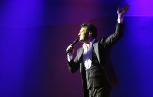 10-10-2018 SHOWBIZZ; TINO MARTIN LIVE EN DICHTERBIJ PUBLIEK IN THEATERTOUR 2018. De premiere van de theatertour was in Enschede Uitverkocht net als alle andere theaters waar Tino komt met zijn DICHTERBIJ TOUR. Tevens was gisteren ook de lancering van zijn nieuwe album THUIS KOMEN PAS DE TRANEN en de dubbel cd van IN THE ROUND ZIGGO DOME 2018. Ook de DVD van de ZIGGO DOME 2018 werd gisteren gelanceerd. Drukke tijden voor Studio One en Tino Martin.
foto; Albert den Iseger