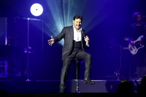 10-10-2018 SHOWBIZZ; TINO MARTIN LIVE EN DICHTERBIJ PUBLIEK IN THEATERTOUR 2018. De premiere van de theatertour was in Enschede Uitverkocht net als alle andere theaters waar Tino komt met zijn DICHTERBIJ TOUR. Tevens was gisteren ook de lancering van zijn nieuwe album THUIS KOMEN PAS DE TRANEN en de dubbel cd van IN THE ROUND ZIGGO DOME 2018. Ook de DVD van de ZIGGO DOME 2018 werd gisteren gelanceerd. Drukke tijden voor Studio One en Tino Martin.
foto; Albert den Iseger