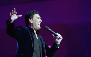 10-10-2018 SHOWBIZZ; TINO MARTIN LIVE EN DICHTERBIJ PUBLIEK IN THEATERTOUR 2018. De premiere van de theatertour was in Enschede Uitverkocht net als alle andere theaters waar Tino komt met zijn DICHTERBIJ TOUR. Tevens was gisteren ook de lancering van zijn nieuwe album THUIS KOMEN PAS DE TRANEN en de dubbel cd van IN THE ROUND ZIGGO DOME 2018. Ook de DVD van de ZIGGO DOME 2018 werd gisteren gelanceerd. Drukke tijden voor Studio One en Tino Martin.
foto; Albert den Iseger