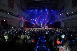 10-10-2018 SHOWBIZZ; TINO MARTIN LIVE EN DICHTERBIJ PUBLIEK IN THEATERTOUR 2018. De premiere van de theatertour was in Enschede Uitverkocht net als alle andere theaters waar Tino komt met zijn DICHTERBIJ TOUR. Tevens was gisteren ook de lancering van zijn nieuwe album THUIS KOMEN PAS DE TRANEN en de dubbel cd van IN THE ROUND ZIGGO DOME 2018. Ook de DVD van de ZIGGO DOME 2018 werd gisteren gelanceerd. Drukke tijden voor Studio One en Tino Martin. foto; Albert den Iseger