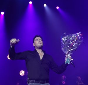 10-10-2018 SHOWBIZZ; TINO MARTIN LIVE EN DICHTERBIJ PUBLIEK IN THEATERTOUR 2018. De premiere van de theatertour was in Enschede Uitverkocht net als alle andere theaters waar Tino komt met zijn DICHTERBIJ TOUR. Tevens was gisteren ook de lancering van zijn nieuwe album THUIS KOMEN PAS DE TRANEN en de dubbel cd van IN THE ROUND ZIGGO DOME 2018. Ook de DVD van de ZIGGO DOME 2018 werd gisteren gelanceerd. Drukke tijden voor Studio One en Tino Martin. foto; Albert den Iseger