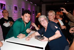 10-10-2018 SHOWBIZZ; TINO MARTIN LIVE EN DICHTERBIJ PUBLIEK IN THEATERTOUR 2018. De premiere van de theatertour was in Enschede Uitverkocht net als alle andere theaters waar Tino komt met zijn DICHTERBIJ TOUR. Tevens was gisteren ook de lancering van zijn nieuwe album THUIS KOMEN PAS DE TRANEN en de dubbel cd van IN THE ROUND ZIGGO DOME 2018. Ook de DVD van de ZIGGO DOME 2018 werd gisteren gelanceerd. Drukke tijden voor Studio One en Tino Martin. foto; Albert den Iseger