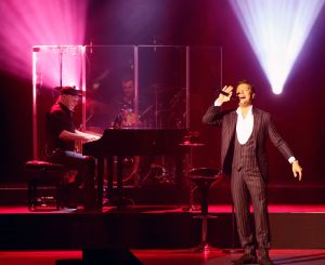 10-10-2018 SHOWBIZZ; TINO MARTIN LIVE EN DICHTERBIJ PUBLIEK IN THEATERTOUR 2018. De premiere van de theatertour was in Enschede Uitverkocht net als alle andere theaters waar Tino komt met zijn DICHTERBIJ TOUR. Tevens was gisteren ook de lancering van zijn nieuwe album THUIS KOMEN PAS DE TRANEN en de dubbel cd van IN THE ROUND ZIGGO DOME 2018. Ook de DVD van de ZIGGO DOME 2018 werd gisteren gelanceerd. Drukke tijden voor Studio One en Tino Martin. foto; Albert den Iseger