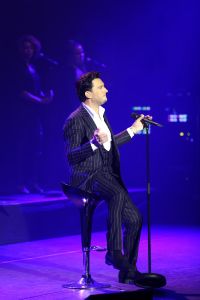 10-10-2018 SHOWBIZZ; TINO MARTIN LIVE EN DICHTERBIJ PUBLIEK IN THEATERTOUR 2018. De premiere van de theatertour was in Enschede Uitverkocht net als alle andere theaters waar Tino komt met zijn DICHTERBIJ TOUR. Tevens was gisteren ook de lancering van zijn nieuwe album THUIS KOMEN PAS DE TRANEN en de dubbel cd van IN THE ROUND ZIGGO DOME 2018. Ook de DVD van de ZIGGO DOME 2018 werd gisteren gelanceerd. Drukke tijden voor Studio One en Tino Martin. foto; Albert den Iseger