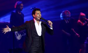 10-10-2018 SHOWBIZZ; TINO MARTIN LIVE EN DICHTERBIJ PUBLIEK IN THEATERTOUR 2018. De premiere van de theatertour was in Enschede Uitverkocht net als alle andere theaters waar Tino komt met zijn DICHTERBIJ TOUR. Tevens was gisteren ook de lancering van zijn nieuwe album THUIS KOMEN PAS DE TRANEN en de dubbel cd van IN THE ROUND ZIGGO DOME 2018. Ook de DVD van de ZIGGO DOME 2018 werd gisteren gelanceerd. Drukke tijden voor Studio One en Tino Martin. foto; Albert den Iseger