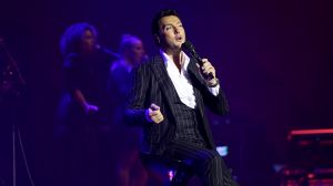 10-10-2018 SHOWBIZZ; TINO MARTIN LIVE EN DICHTERBIJ PUBLIEK IN THEATERTOUR 2018. De premiere van de theatertour was in Enschede Uitverkocht net als alle andere theaters waar Tino komt met zijn DICHTERBIJ TOUR. Tevens was gisteren ook de lancering van zijn nieuwe album THUIS KOMEN PAS DE TRANEN en de dubbel cd van IN THE ROUND ZIGGO DOME 2018. Ook de DVD van de ZIGGO DOME 2018 werd gisteren gelanceerd. Drukke tijden voor Studio One en Tino Martin. foto; Albert den Iseger