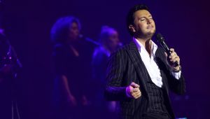 10-10-2018 SHOWBIZZ; TINO MARTIN LIVE EN DICHTERBIJ PUBLIEK IN THEATERTOUR 2018. De premiere van de theatertour was in Enschede Uitverkocht net als alle andere theaters waar Tino komt met zijn DICHTERBIJ TOUR. Tevens was gisteren ook de lancering van zijn nieuwe album THUIS KOMEN PAS DE TRANEN en de dubbel cd van IN THE ROUND ZIGGO DOME 2018. Ook de DVD van de ZIGGO DOME 2018 werd gisteren gelanceerd. Drukke tijden voor Studio One en Tino Martin. foto; Albert den Iseger