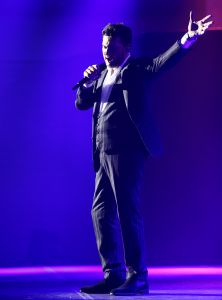 10-10-2018 SHOWBIZZ; TINO MARTIN LIVE EN DICHTERBIJ PUBLIEK IN THEATERTOUR 2018. De premiere van de theatertour was in Enschede Uitverkocht net als alle andere theaters waar Tino komt met zijn DICHTERBIJ TOUR. Tevens was gisteren ook de lancering van zijn nieuwe album THUIS KOMEN PAS DE TRANEN en de dubbel cd van IN THE ROUND ZIGGO DOME 2018. Ook de DVD van de ZIGGO DOME 2018 werd gisteren gelanceerd. Drukke tijden voor Studio One en Tino Martin. foto; Albert den Iseger