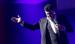 10-10-2018 SHOWBIZZ; TINO MARTIN LIVE EN DICHTERBIJ PUBLIEK IN THEATERTOUR 2018. De premiere van de theatertour was in Enschede Uitverkocht net als alle andere theaters waar Tino komt met zijn DICHTERBIJ TOUR. Tevens was gisteren ook de lancering van zijn nieuwe album THUIS KOMEN PAS DE TRANEN en de dubbel cd van IN THE ROUND ZIGGO DOME 2018. Ook de DVD van de ZIGGO DOME 2018 werd gisteren gelanceerd. Drukke tijden voor Studio One en Tino Martin. foto; Albert den Iseger