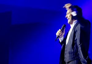 10-10-2018 SHOWBIZZ; TINO MARTIN LIVE EN DICHTERBIJ PUBLIEK IN THEATERTOUR 2018. De premiere van de theatertour was in Enschede Uitverkocht net als alle andere theaters waar Tino komt met zijn DICHTERBIJ TOUR. Tevens was gisteren ook de lancering van zijn nieuwe album THUIS KOMEN PAS DE TRANEN en de dubbel cd van IN THE ROUND ZIGGO DOME 2018. Ook de DVD van de ZIGGO DOME 2018 werd gisteren gelanceerd. Drukke tijden voor Studio One en Tino Martin. foto; Albert den Iseger