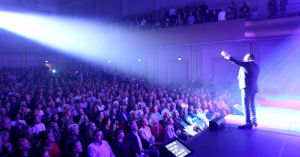 21-10-2018 SHOWBIZZ; TINO MARTIN VERPLETTERD HAARLEMS PUBLIEK. Uitverkocht tot de laatste stoel, het Haarlems publiek genoot, applaudisseerde, huilde en was uitbundig enthousiast. Wat een geweldige muziekavond in het Haarlems Philharmonie theater. De directie hoopte op een gauw weerzien van Tino in dit mooie theater.
foto: Albert den Iseger