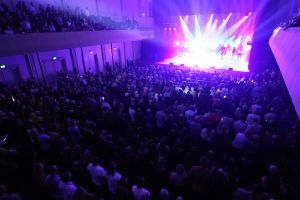 21-10-2018 SHOWBIZZ; TINO MARTIN VERPLETTERD HAARLEMS PUBLIEK. Uitverkocht tot de laatste stoel, het Haarlems publiek genoot, applaudisseerde, huilde en was uitbundig enthousiast. Wat een geweldige muziekavond in het Haarlems Philharmonie theater. De directie hoopte op een gauw weerzien van Tino in dit mooie theater.
foto: Albert den Iseger