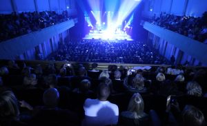 21-10-2018 SHOWBIZZ; TINO MARTIN VERPLETTERD HAARLEMS PUBLIEK. Uitverkocht tot de laatste stoel, het Haarlems publiek genoot, applaudisseerde, huilde en was uitbundig enthousiast. Wat een geweldige muziekavond in het Haarlems Philharmonie theater. De directie hoopte op een gauw weerzien van Tino in dit mooie theater.
foto: Albert den Iseger