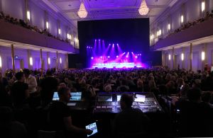 21-10-2018 SHOWBIZZ; TINO MARTIN VERPLETTERD HAARLEMS PUBLIEK. Uitverkocht tot de laatste stoel, het Haarlems publiek genoot, applaudisseerde, huilde en was uitbundig enthousiast. Wat een geweldige muziekavond in het Haarlems Philharmonie theater. De directie hoopte op een gauw weerzien van Tino in dit mooie theater.
foto: Albert den Iseger