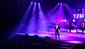 29-10-2018 SHOWBIZZ; TINO MARTIN IN AFAS CIRCUS THEATER SCHEVENINGEN.
uitverkocht en propvol met fans, Lee Towers was de muzikale verrassing van deze avond. Toen hij opkwam brak de zaal bijna het mooie theater af.Het  duet met Tino en Lee WAS A DREAM COMING TREU voor het Schevenings publiek.
foto: Albert den Iseger