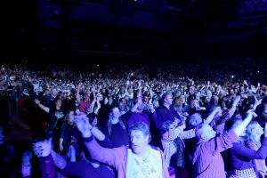 29-10-2018 SHOWBIZZ; TINO MARTIN IN AFAS CIRCUS THEATER SCHEVENINGEN.
uitverkocht en propvol met fans, Lee Towers was de muzikale verrassing van deze avond. Toen hij opkwam brak de zaal bijna het mooie theater af.Het  duet met Tino en Lee WAS A DREAM COMING TREU voor het Schevenings publiek.
foto: Albert den Iseger