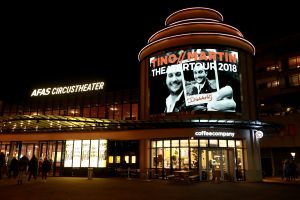 29-10-2018 SHOWBIZZ; TINO MARTIN IN AFAS CIRCUS THEATER SCHEVENINGEN.
uitverkocht en propvol met fans, Lee Towers was de muzikale verrassing van deze avond. Toen hij opkwam brak de zaal bijna het mooie theater af.Het  duet met Tino en Lee WAS A DREAM COMING TREU voor het Schevenings publiek.
foto: Albert den Iseger