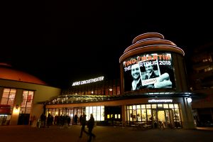 29-10-2018 SHOWBIZZ; TINO MARTIN IN AFAS CIRCUS THEATER SCHEVENINGEN.
uitverkocht en propvol met fans, Lee Towers was de muzikale verrassing van deze avond. Toen hij opkwam brak de zaal bijna het mooie theater af.Het  duet met Tino en Lee WAS A DREAM COMING TREU voor het Schevenings publiek.
foto: Albert den Iseger