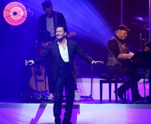 29-10-2018 SHOWBIZZ; TINO MARTIN IN AFAS CIRCUS THEATER SCHEVENINGEN.
uitverkocht en propvol met fans, Lee Towers was de muzikale verrassing van deze avond. Toen hij opkwam brak de zaal bijna het mooie theater af.Het  duet met Tino en Lee WAS A DREAM COMING TREU voor het Schevenings publiek.
foto: Albert den Iseger