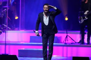 29-10-2018 SHOWBIZZ; TINO MARTIN IN AFAS CIRCUS THEATER SCHEVENINGEN.
uitverkocht en propvol met fans, Lee Towers was de muzikale verrassing van deze avond. Toen hij opkwam brak de zaal bijna het mooie theater af.Het  duet met Tino en Lee WAS A DREAM COMING TREU voor het Schevenings publiek.
foto: Albert den Iseger