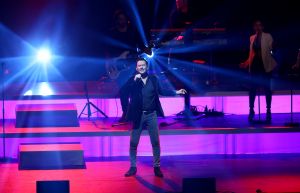 29-10-2018 SHOWBIZZ; TINO MARTIN IN AFAS CIRCUS THEATER SCHEVENINGEN.
uitverkocht en propvol met fans, Lee Towers was de muzikale verrassing van deze avond. Toen hij opkwam brak de zaal bijna het mooie theater af.Het  duet met Tino en Lee WAS A DREAM COMING TREU voor het Schevenings publiek.
foto: Albert den Iseger