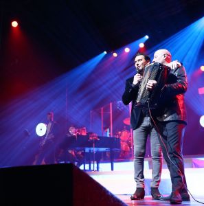 29-10-2018 SHOWBIZZ; TINO MARTIN IN AFAS CIRCUS THEATER SCHEVENINGEN.
uitverkocht en propvol met fans, Lee Towers was de muzikale verrassing van deze avond. Toen hij opkwam brak de zaal bijna het mooie theater af.Het  duet met Tino en Lee WAS A DREAM COMING TREU voor het Schevenings publiek.
foto: Albert den Iseger