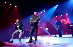 29-10-2018 SHOWBIZZ; TINO MARTIN IN AFAS CIRCUS THEATER SCHEVENINGEN.
uitverkocht en propvol met fans, Lee Towers was de muzikale verrassing van deze avond. Toen hij opkwam brak de zaal bijna het mooie theater af.Het  duet met Tino en Lee WAS A DREAM COMING TREU voor het Schevenings publiek.
foto: Albert den Iseger