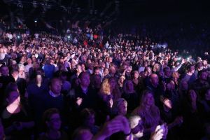 29-10-2018 SHOWBIZZ; TINO MARTIN IN AFAS CIRCUS THEATER SCHEVENINGEN.
uitverkocht en propvol met fans, Lee Towers was de muzikale verrassing van deze avond. Toen hij opkwam brak de zaal bijna het mooie theater af.Het  duet met Tino en Lee WAS A DREAM COMING TREU voor het Schevenings publiek.
foto: Albert den Iseger