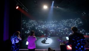 29-10-2018 SHOWBIZZ; TINO MARTIN IN AFAS CIRCUS THEATER SCHEVENINGEN.
uitverkocht en propvol met fans, Lee Towers was de muzikale verrassing van deze avond. Toen hij opkwam brak de zaal bijna het mooie theater af.Het  duet met Tino en Lee WAS A DREAM COMING TREU voor het Schevenings publiek.
foto: Albert den Iseger