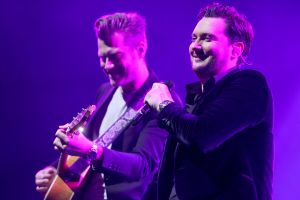 29-10-2018 SHOWBIZZ; TINO MARTIN IN AFAS CIRCUS THEATER SCHEVENINGEN.
uitverkocht en propvol met fans, Lee Towers was de muzikale verrassing van deze avond. Toen hij opkwam brak de zaal bijna het mooie theater af.Het  duet met Tino en Lee WAS A DREAM COMING TREU voor het Schevenings publiek.
foto: Albert den Iseger