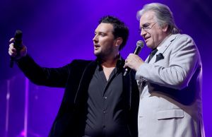 29-10-2018 SHOWBIZZ; TINO MARTIN IN AFAS CIRCUS THEATER SCHEVENINGEN.
uitverkocht en propvol met fans, Lee Towers was de muzikale verrassing van deze avond. Toen hij opkwam brak de zaal bijna het mooie theater af.Het  duet met Tino en Lee WAS A DREAM COMING TREU voor het Schevenings publiek.
foto: Albert den Iseger