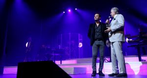 29-10-2018 SHOWBIZZ; TINO MARTIN IN AFAS CIRCUS THEATER SCHEVENINGEN.
uitverkocht en propvol met fans, Lee Towers was de muzikale verrassing van deze avond. Toen hij opkwam brak de zaal bijna het mooie theater af.Het  duet met Tino en Lee WAS A DREAM COMING TREU voor het Schevenings publiek.
foto: Albert den Iseger