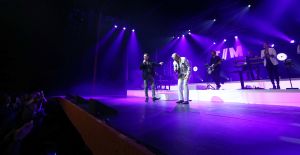 29-10-2018 SHOWBIZZ; TINO MARTIN IN AFAS CIRCUS THEATER SCHEVENINGEN.
uitverkocht en propvol met fans, Lee Towers was de muzikale verrassing van deze avond. Toen hij opkwam brak de zaal bijna het mooie theater af.Het  duet met Tino en Lee WAS A DREAM COMING TREU voor het Schevenings publiek.
foto: Albert den Iseger