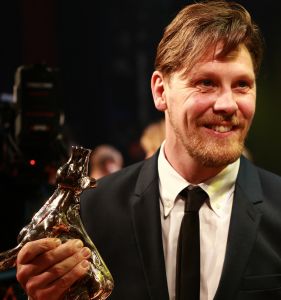 04-10-2019 SHOWBIZZ; GOUDEN KALVEREN GALA 2019.DE WINNAARS
Beste Korte Documentaire
De waarheid over mijn vader - Shamira Raphala

Beste Korte Film
KORT! - En Route - Marit Weerheijm

Beste Acteur Televisiedrama
Gijs Naber - Judas

Beste Actrice Televisiedrama
Rifka Lodeizen - Judas

Beste Televisiedrama
Zeven Kleine Criminelen - Rob Lcker

Beste Interactive
Die Fernweh Oper - Daniel Ernst

Beste Sound Design
Alex Booy en Huibert Boon - My Foolish Heart

Beste Muziek
Rutger Reinders - Dirty God

Beste Camera
Jasper Wolf - Niemand in de Stad

Beste Montage
Menno Boerema - Het wonder van Le Petit Prince

Beste Lange Documentaire
Living the Light - Robby Mller - Claire Pijman

Beste Production Design
Kurt Loyens - Baantjer het Begin

Beste Mannelijke Bijrol
Thomas Hppener - De Libi

Beste Vrouwelijke Bijrol
Julia Akkermans - Niemand in de Stad

Beste Acteur
Marcel Musters - God Only Knows

Beste Actrice
Melody Klaver - Rafal

Beste Scenario
Jeroen Scholten van Aschat en Shady El-Hamus - De Libi

Beste Regie
Sacha Polak - Dirty God

Beste Film
Dirty God - Marleen Slot voor Viking Film

Winnaar Gouden Kalf van het Publiek
Het Abraham Tuschinski Fonds Gouden Kalf van het Publiek is namens het stemmende publiek uitgereikt aan de film Bon Bini Holland 2 van producenten Maarten Swart van Kaap Holland Film, Sander Emmering, Nelsje Musch-Elzinga voor Warner Bros. ITVP. Aan het Abraham Tuschinski Fonds Gouden Kalf van het Publiek is tevens een geldprijs van 30.000 verbonden voor de producent, te besteden aan een nieuwe Nederlandse filmproductie. Deze prijs werd voor het vijfde jaar oprij beschikbaar gesteld door het Abraham Tuschinski Fonds.
Foto: Albert den Iseger