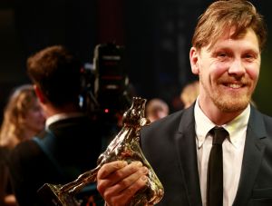 04-10-2019 SHOWBIZZ; GOUDEN KALVEREN GALA 2019.DE WINNAARS
Beste Korte Documentaire
De waarheid over mijn vader - Shamira Raphala

Beste Korte Film
KORT! - En Route - Marit Weerheijm

Beste Acteur Televisiedrama
Gijs Naber - Judas

Beste Actrice Televisiedrama
Rifka Lodeizen - Judas

Beste Televisiedrama
Zeven Kleine Criminelen - Rob Lcker

Beste Interactive
Die Fernweh Oper - Daniel Ernst

Beste Sound Design
Alex Booy en Huibert Boon - My Foolish Heart

Beste Muziek
Rutger Reinders - Dirty God

Beste Camera
Jasper Wolf - Niemand in de Stad

Beste Montage
Menno Boerema - Het wonder van Le Petit Prince

Beste Lange Documentaire
Living the Light - Robby Mller - Claire Pijman

Beste Production Design
Kurt Loyens - Baantjer het Begin

Beste Mannelijke Bijrol
Thomas Hppener - De Libi

Beste Vrouwelijke Bijrol
Julia Akkermans - Niemand in de Stad

Beste Acteur
Marcel Musters - God Only Knows

Beste Actrice
Melody Klaver - Rafal

Beste Scenario
Jeroen Scholten van Aschat en Shady El-Hamus - De Libi

Beste Regie
Sacha Polak - Dirty God

Beste Film
Dirty God - Marleen Slot voor Viking Film

Winnaar Gouden Kalf van het Publiek
Het Abraham Tuschinski Fonds Gouden Kalf van het Publiek is namens het stemmende publiek uitgereikt aan de film Bon Bini Holland 2 van producenten Maarten Swart van Kaap Holland Film, Sander Emmering, Nelsje Musch-Elzinga voor Warner Bros. ITVP. Aan het Abraham Tuschinski Fonds Gouden Kalf van het Publiek is tevens een geldprijs van 30.000 verbonden voor de producent, te besteden aan een nieuwe Nederlandse filmproductie. Deze prijs werd voor het vijfde jaar oprij beschikbaar gesteld door het Abraham Tuschinski Fonds.
Foto: Albert den Iseger