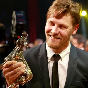 04-10-2019 SHOWBIZZ; GOUDEN KALVEREN GALA 2019.DE WINNAARS
Beste Korte Documentaire
De waarheid over mijn vader - Shamira Raphala

Beste Korte Film
KORT! - En Route - Marit Weerheijm

Beste Acteur Televisiedrama
Gijs Naber - Judas

Beste Actrice Televisiedrama
Rifka Lodeizen - Judas

Beste Televisiedrama
Zeven Kleine Criminelen - Rob Lcker

Beste Interactive
Die Fernweh Oper - Daniel Ernst

Beste Sound Design
Alex Booy en Huibert Boon - My Foolish Heart

Beste Muziek
Rutger Reinders - Dirty God

Beste Camera
Jasper Wolf - Niemand in de Stad

Beste Montage
Menno Boerema - Het wonder van Le Petit Prince

Beste Lange Documentaire
Living the Light - Robby Mller - Claire Pijman

Beste Production Design
Kurt Loyens - Baantjer het Begin

Beste Mannelijke Bijrol
Thomas Hppener - De Libi

Beste Vrouwelijke Bijrol
Julia Akkermans - Niemand in de Stad

Beste Acteur
Marcel Musters - God Only Knows

Beste Actrice
Melody Klaver - Rafal

Beste Scenario
Jeroen Scholten van Aschat en Shady El-Hamus - De Libi

Beste Regie
Sacha Polak - Dirty God

Beste Film
Dirty God - Marleen Slot voor Viking Film

Winnaar Gouden Kalf van het Publiek
Het Abraham Tuschinski Fonds Gouden Kalf van het Publiek is namens het stemmende publiek uitgereikt aan de film Bon Bini Holland 2 van producenten Maarten Swart van Kaap Holland Film, Sander Emmering, Nelsje Musch-Elzinga voor Warner Bros. ITVP. Aan het Abraham Tuschinski Fonds Gouden Kalf van het Publiek is tevens een geldprijs van 30.000 verbonden voor de producent, te besteden aan een nieuwe Nederlandse filmproductie. Deze prijs werd voor het vijfde jaar oprij beschikbaar gesteld door het Abraham Tuschinski Fonds.
Foto: Albert den Iseger