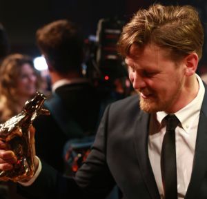 04-10-2019 SHOWBIZZ; GOUDEN KALVEREN GALA 2019.DE WINNAARS
Beste Korte Documentaire
De waarheid over mijn vader - Shamira Raphala

Beste Korte Film
KORT! - En Route - Marit Weerheijm

Beste Acteur Televisiedrama
Gijs Naber - Judas

Beste Actrice Televisiedrama
Rifka Lodeizen - Judas

Beste Televisiedrama
Zeven Kleine Criminelen - Rob Lcker

Beste Interactive
Die Fernweh Oper - Daniel Ernst

Beste Sound Design
Alex Booy en Huibert Boon - My Foolish Heart

Beste Muziek
Rutger Reinders - Dirty God

Beste Camera
Jasper Wolf - Niemand in de Stad

Beste Montage
Menno Boerema - Het wonder van Le Petit Prince

Beste Lange Documentaire
Living the Light - Robby Mller - Claire Pijman

Beste Production Design
Kurt Loyens - Baantjer het Begin

Beste Mannelijke Bijrol
Thomas Hppener - De Libi

Beste Vrouwelijke Bijrol
Julia Akkermans - Niemand in de Stad

Beste Acteur
Marcel Musters - God Only Knows

Beste Actrice
Melody Klaver - Rafal

Beste Scenario
Jeroen Scholten van Aschat en Shady El-Hamus - De Libi

Beste Regie
Sacha Polak - Dirty God

Beste Film
Dirty God - Marleen Slot voor Viking Film

Winnaar Gouden Kalf van het Publiek
Het Abraham Tuschinski Fonds Gouden Kalf van het Publiek is namens het stemmende publiek uitgereikt aan de film Bon Bini Holland 2 van producenten Maarten Swart van Kaap Holland Film, Sander Emmering, Nelsje Musch-Elzinga voor Warner Bros. ITVP. Aan het Abraham Tuschinski Fonds Gouden Kalf van het Publiek is tevens een geldprijs van 30.000 verbonden voor de producent, te besteden aan een nieuwe Nederlandse filmproductie. Deze prijs werd voor het vijfde jaar oprij beschikbaar gesteld door het Abraham Tuschinski Fonds.
Foto: Albert den Iseger